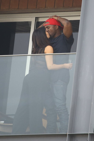 Kim Kardashian e Kanye West se beijam em varanda de hotel Kim Kardashian e Kanye West se beijam em varanda de hotel